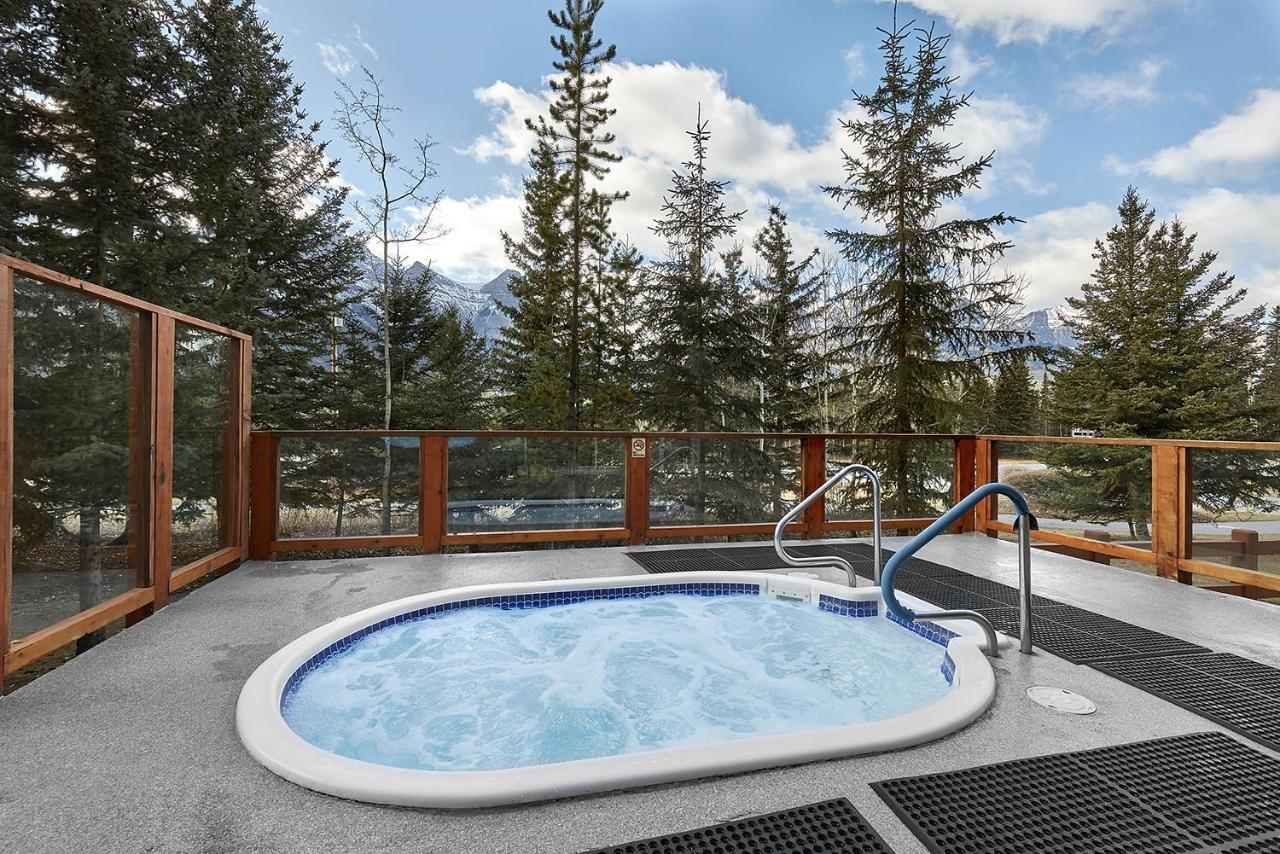 Mountain View Escape With Open Hot Tub, Views!! Villa Canmore Kültér fotó