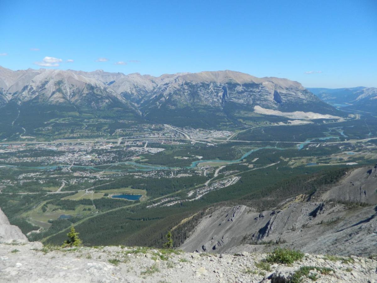 Mountain View Escape With Open Hot Tub, Views!! Villa Canmore Kültér fotó